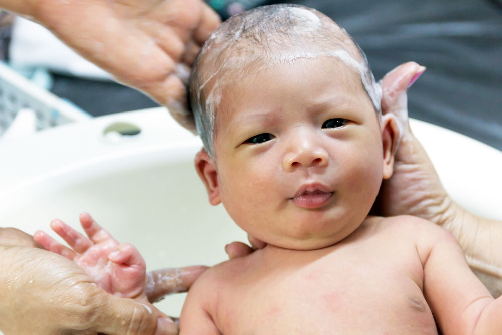 	
Découvrez comment laver bébé sans baignoire, en toute sécurité et simplicité, avec nos conseils pratiques pour jeunes parents.