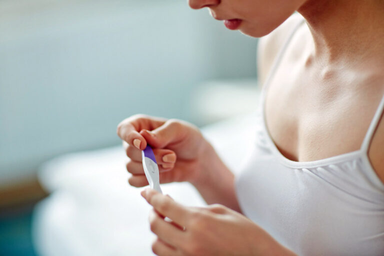 Découvrez pourquoi un test d’ovulation peut rester positif en cas de grossesse et comment bien l’interpréter
