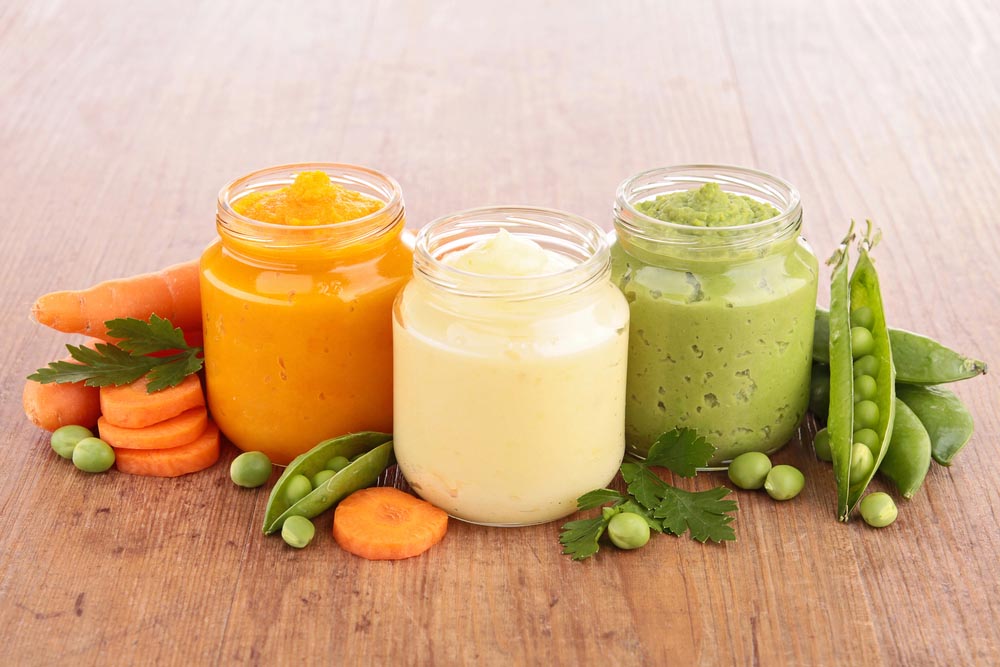 Votre bébé a 4 mois et vous pensez à la diversification ? Découvrez le calendrier des légumes, les quantités et les signes qu'il est prêt pour ses premières purées.