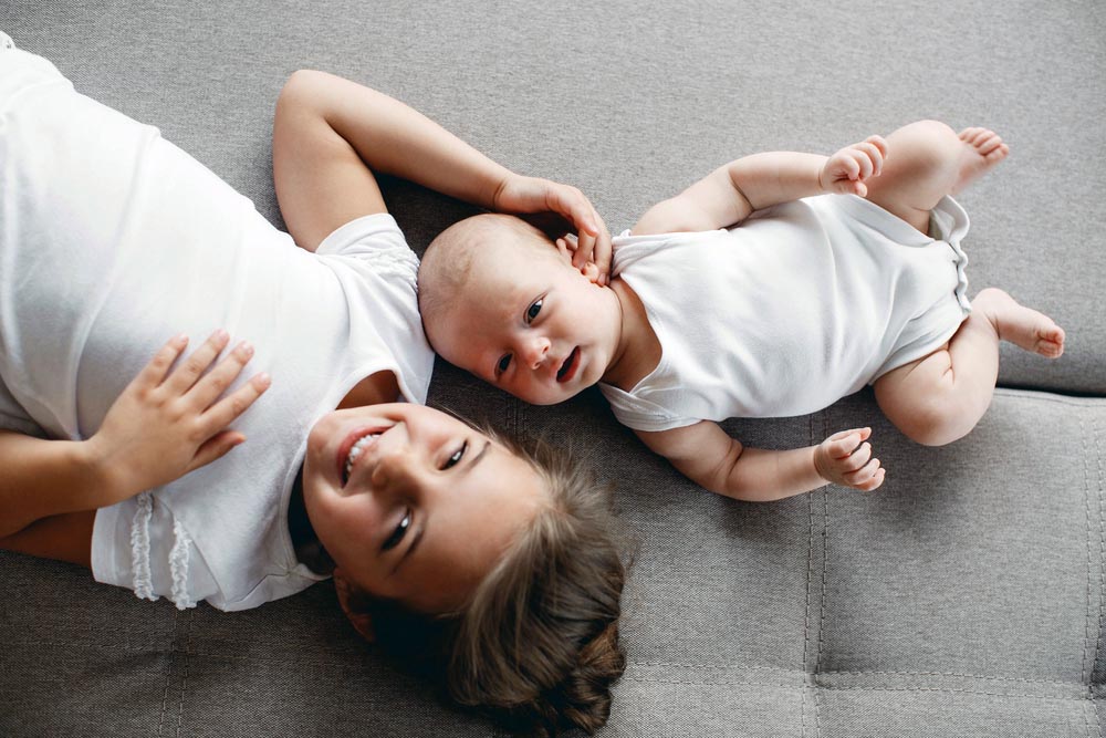Comment annoncer la grossesse ? Que faire face à la jalousie ou aux régressions de l'aîné ? Voici toutes les clés pour une transition familiale en douceur.