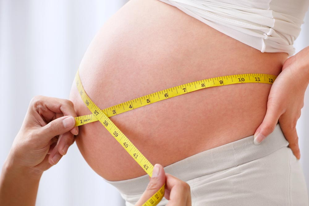 Combien de kilos faut-il prendre enceinte ? Découvrez notre guide complet pour surveiller votre courbe de poids mois par mois selon votre IMC.