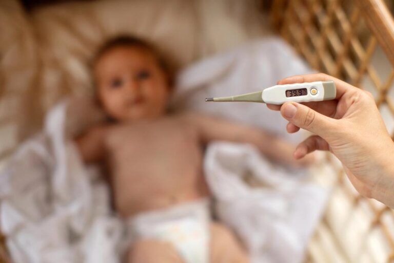 La surveillance de la fièvre et de l'état général est essentielle face aux maladies courantes du bébé.