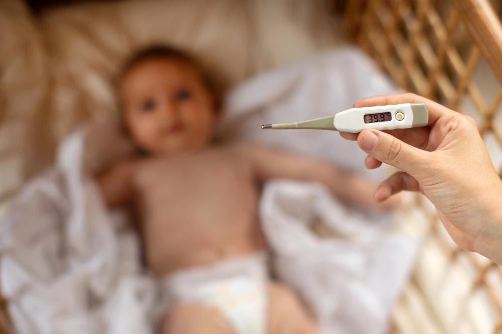 La surveillance de la fièvre et de l'état général est essentielle face aux maladies courantes du bébé.