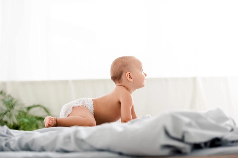 Changer la couche de bébé : le guide simple et rassurant pour les jeunes parent
