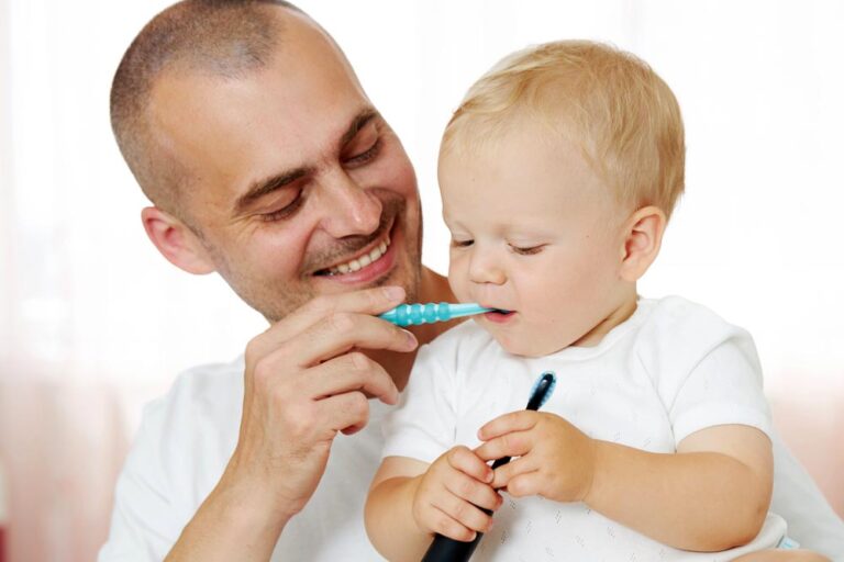 À quel âge commencer à brosser les dents de bébé ? Recommandations 2026