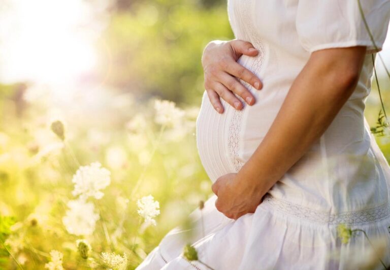 À 9 semaines de grossesse, bébé mesure environ 2 à 2,5 cm et poursuit un développement rapide. Taille, évolution et réponses aux questions fréquentes.