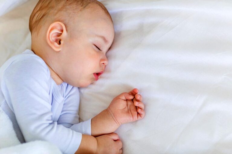 Pourquoi mon bébé ne dort pas ? (et comment l’aider efficacement)