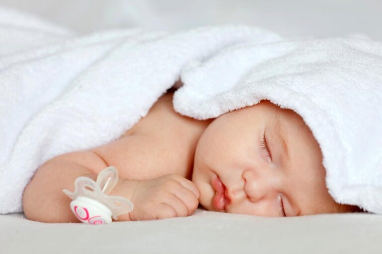 Le rituel du coucher de bébé : comment bien l’installer