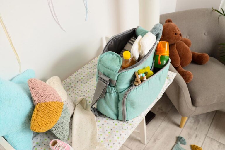 Sac de crèche : pourquoi son contenu influence l’adaptation et le bien-être de votre bébé